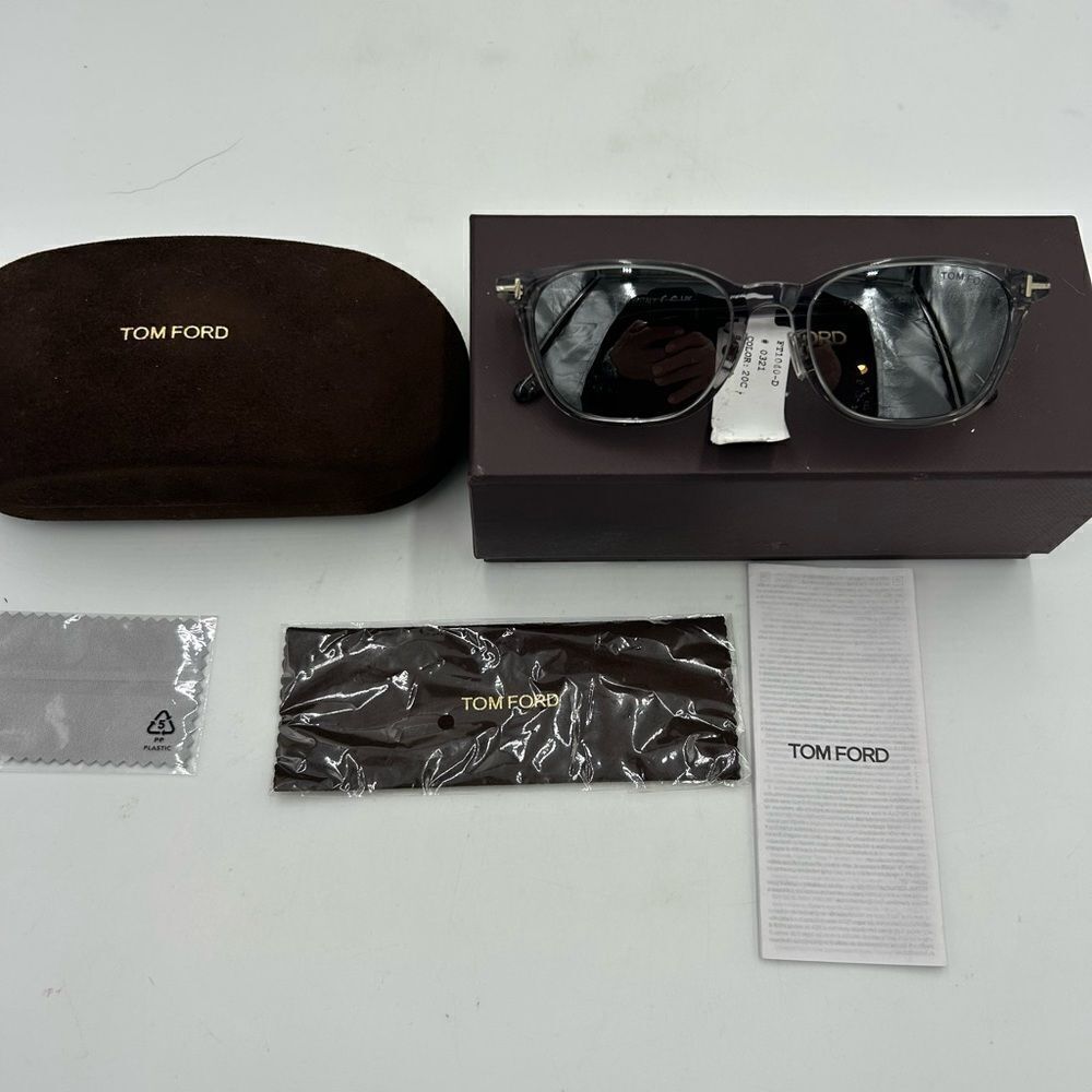 Unisex Tom Ford sunglasses TF1040D 20 C 52818140–2 made in Italy smoke/black